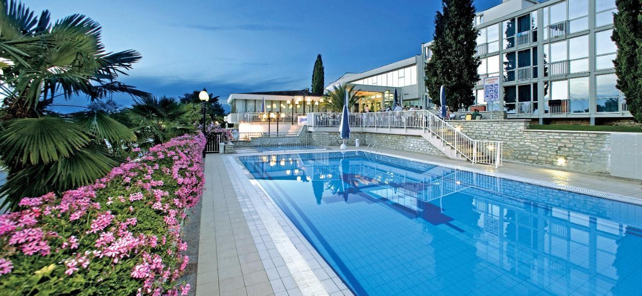 Hotel Zorna Plava Laguna โปเรช ภายนอก รูปภาพ