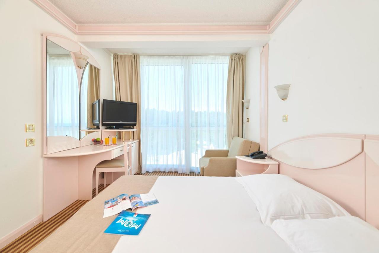 Hotel Zorna Plava Laguna โปเรช ภายนอก รูปภาพ