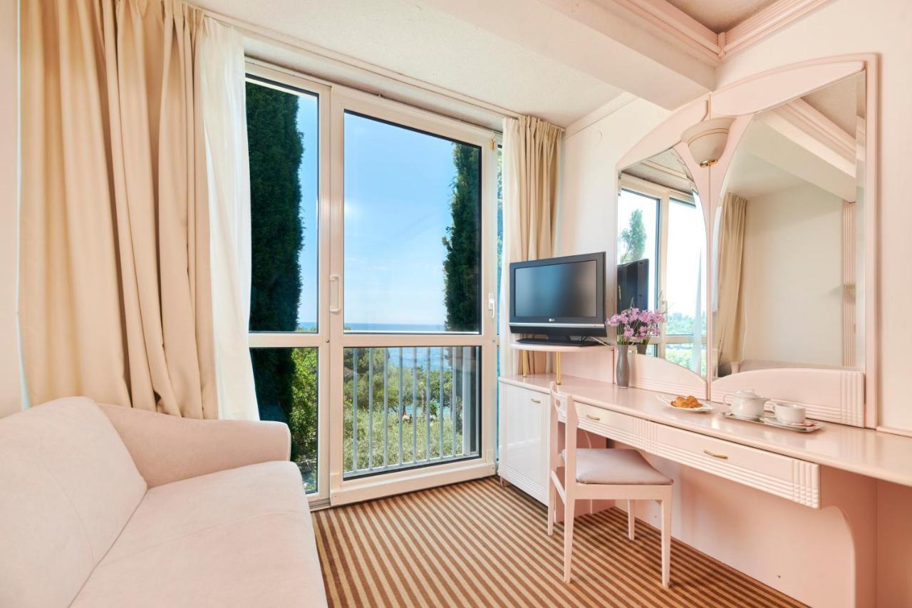 Hotel Zorna Plava Laguna โปเรช ภายนอก รูปภาพ