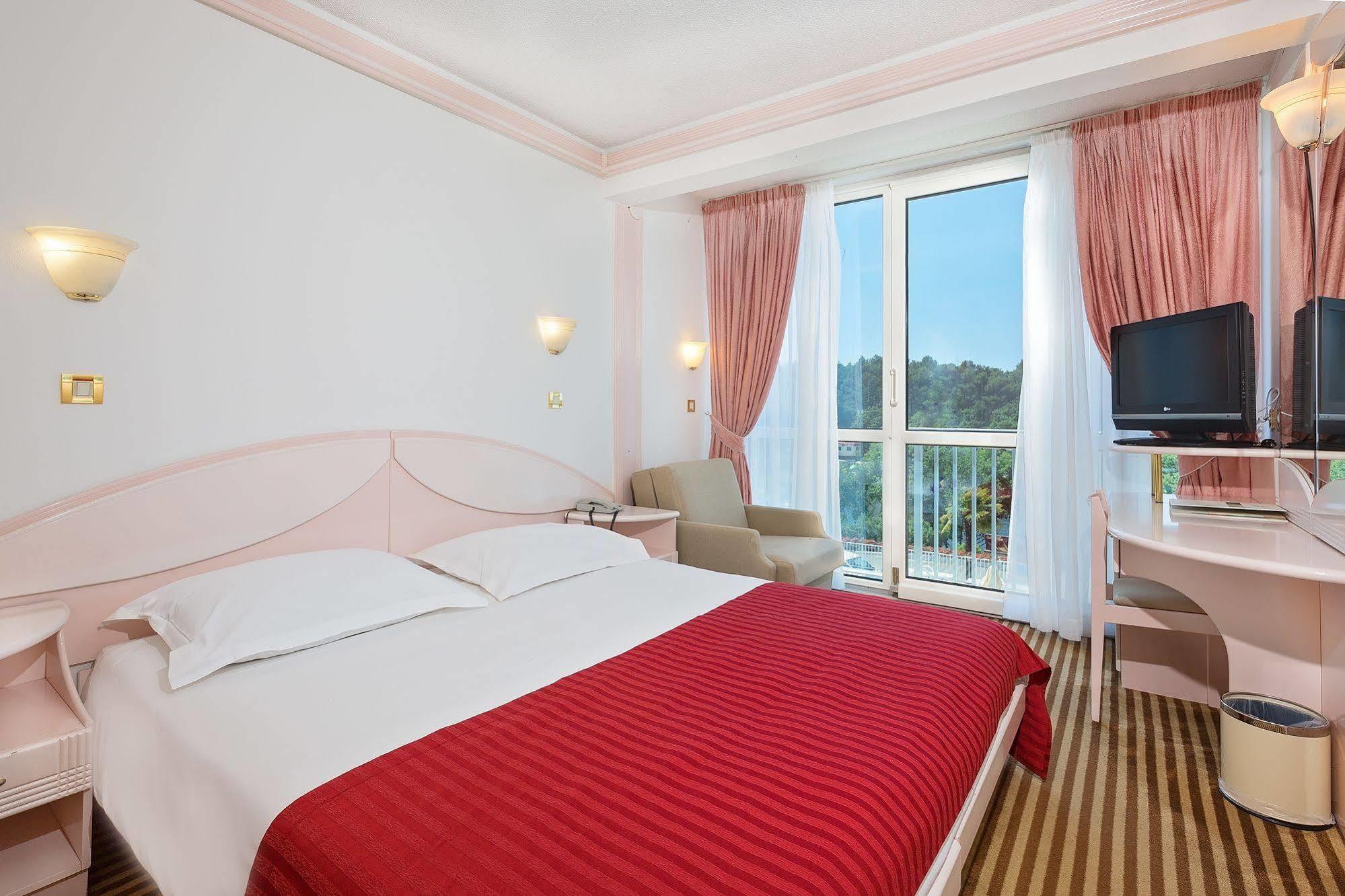 Hotel Zorna Plava Laguna โปเรช ภายนอก รูปภาพ