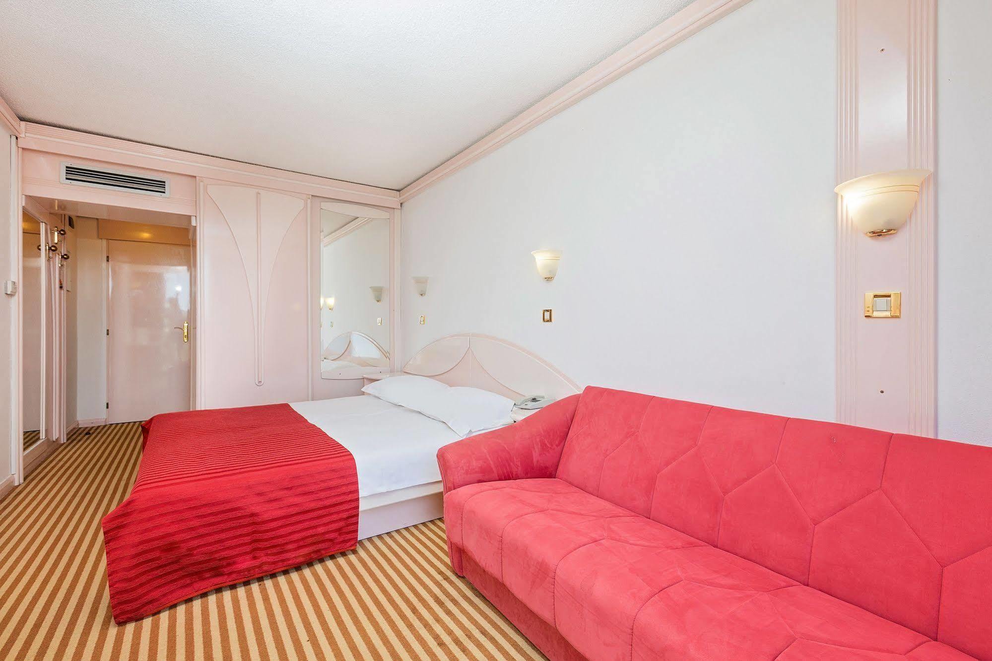 Hotel Zorna Plava Laguna โปเรช ภายนอก รูปภาพ