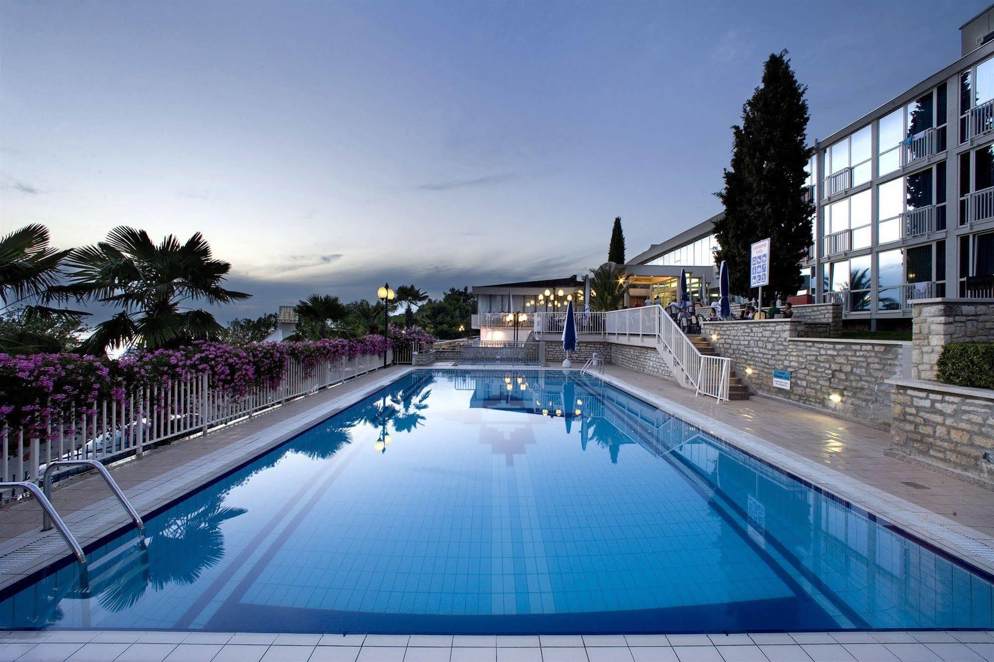 Hotel Zorna Plava Laguna โปเรช ภายนอก รูปภาพ